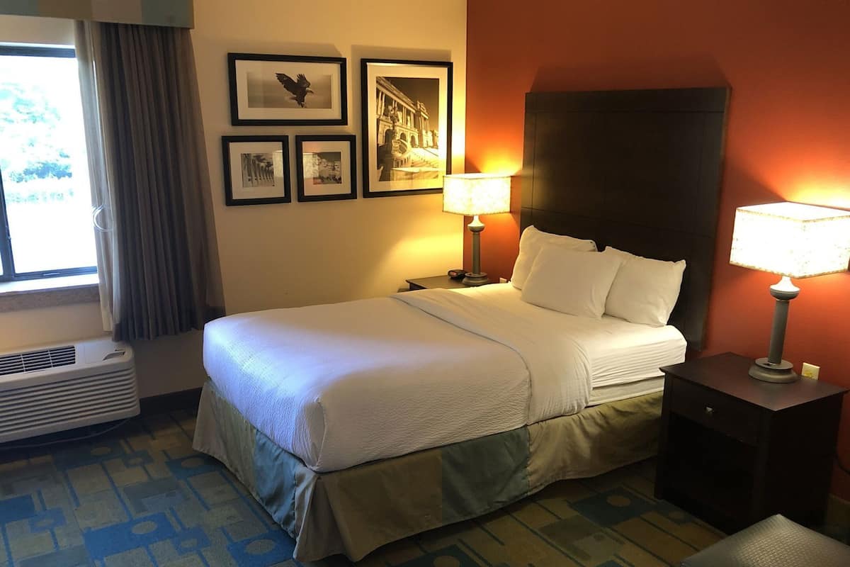 أغطية فراش متميزة وأسرّة بطبقة علوية مريحة وخزنة داخل الغرفة ومكتب