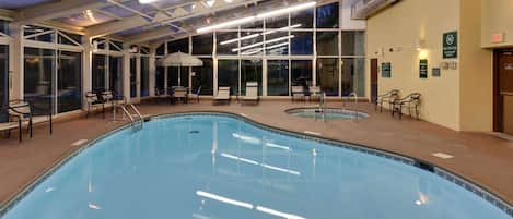 Alberca techada, acceso de 07:00 a 23:00, y sombrillas en la alberca