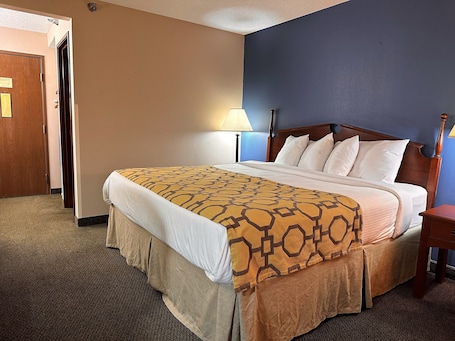 Escritorio, espacio para trabajar con laptop y cortinas blackout . Baymont by Wyndham Corydon