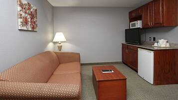 豪華客房, 1 張特大雙人床 | 客廳 | 42-吋平面電視、有線頻道、電視