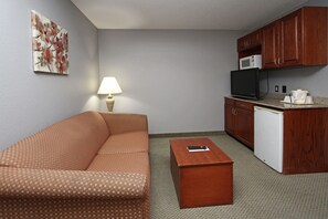 Chambre Deluxe, 1 très grand lit | Salle de séjour | Téléviseur à écran plat de 42 po avec télévision par câble, téléviseur