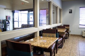 Free daily continental breakfast - New Victorian Inn & Suites in Sioux City, IA (Sioux City)