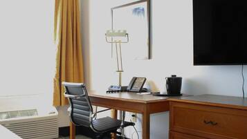 Chambre, 1 lit double, accessible aux personnes à mobilité réduite (Mobility,Hearing,Roll-In Shower) | Literie de qualité, lit avec matelas à plateau-coussin, bureau