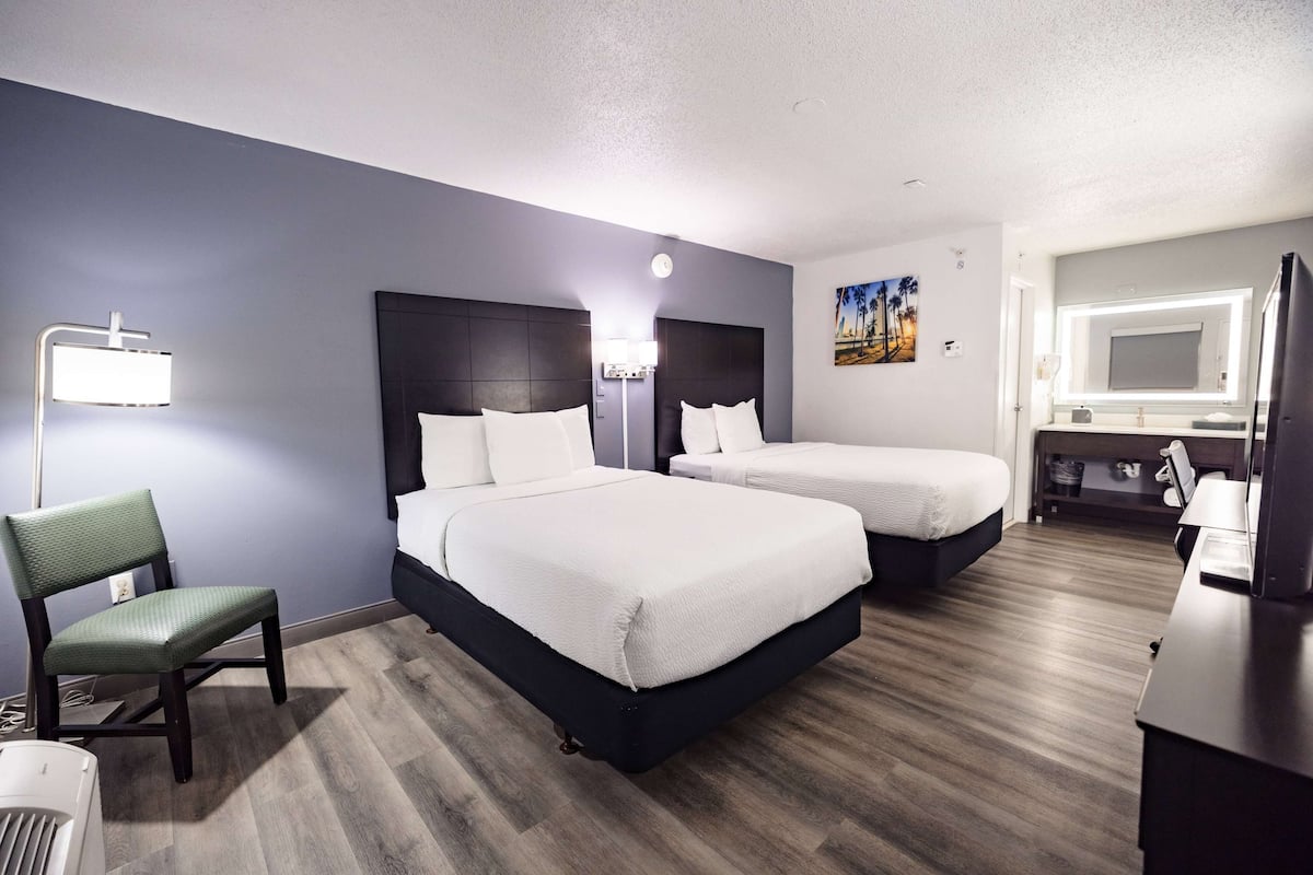 1 bedroom, premium bedding, desk, blackout curtains
