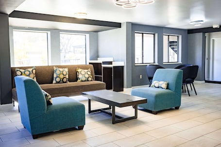 Lobby. La Quinta Inn by Wyndham Tampa Near Busch Gardens