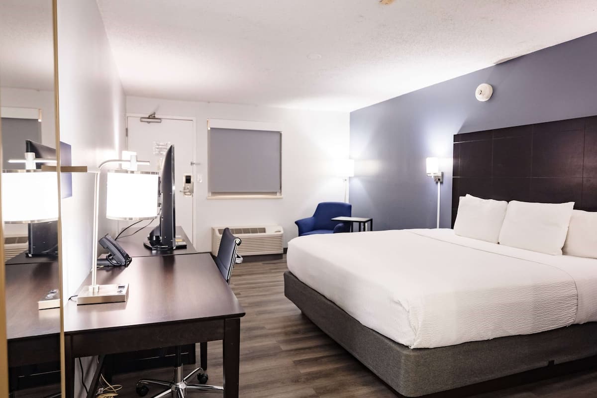 1 bedroom, premium bedding, desk, blackout curtains