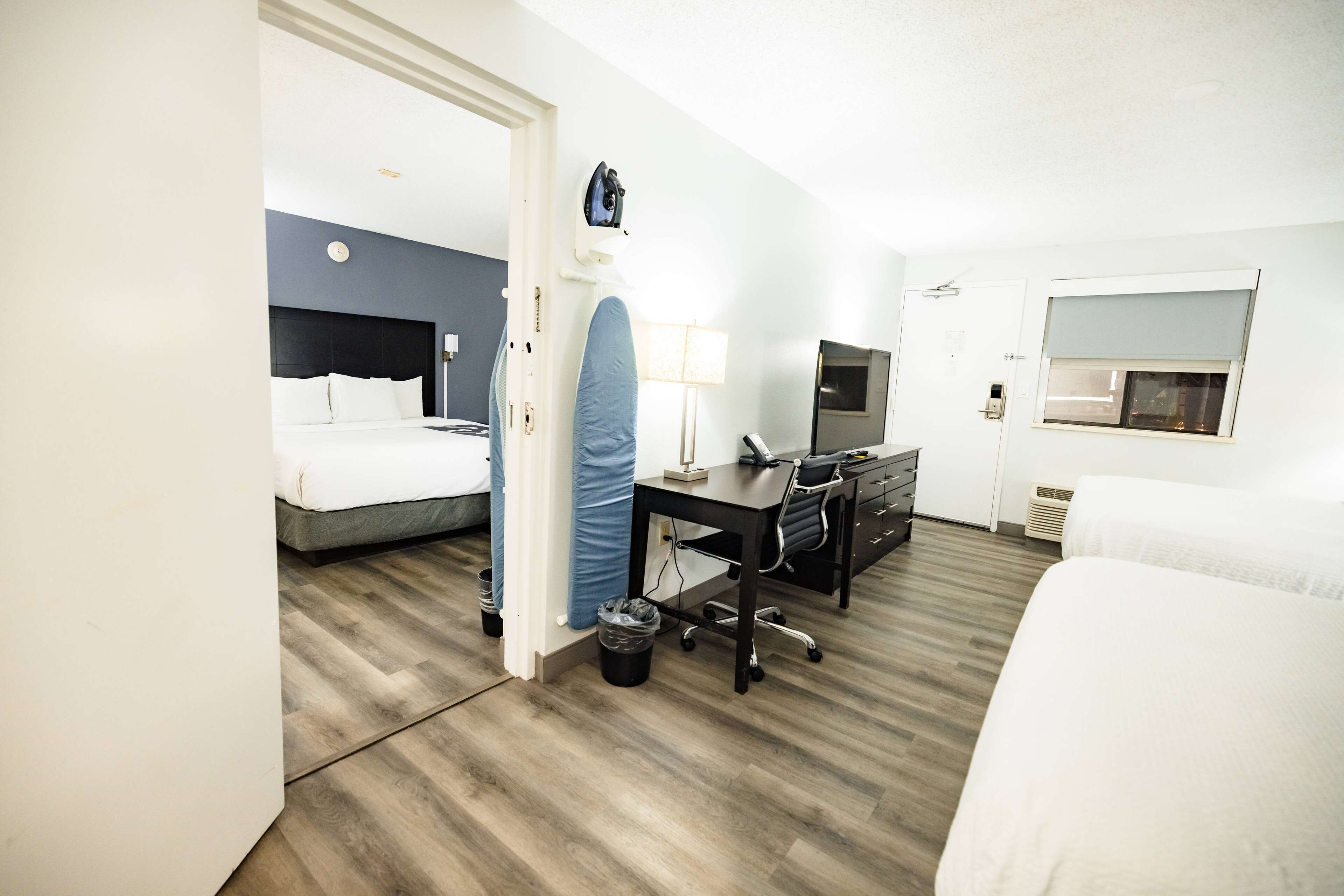 Une chambre d’hôtel équipée d’un lit, d’un bureau, d’une chaise et d’un téléviseur.