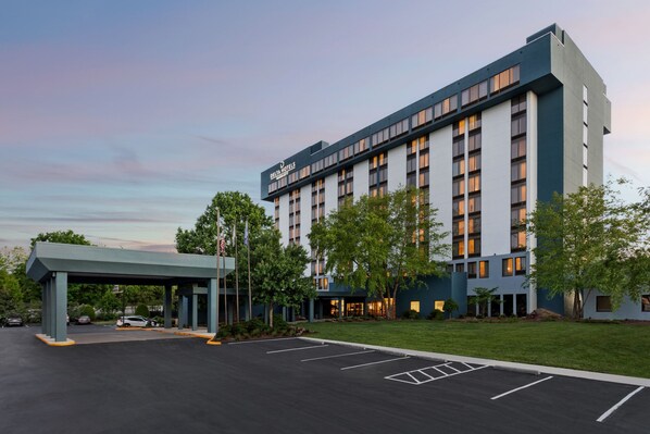 A Delta Hotels building with a modern design, a covered parking area, and a well-maintained lawn. - Delta Hotels by Marriott Bristol (Bristol)