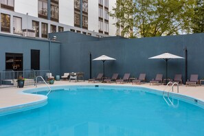 Una piscina al aire libre de temporada