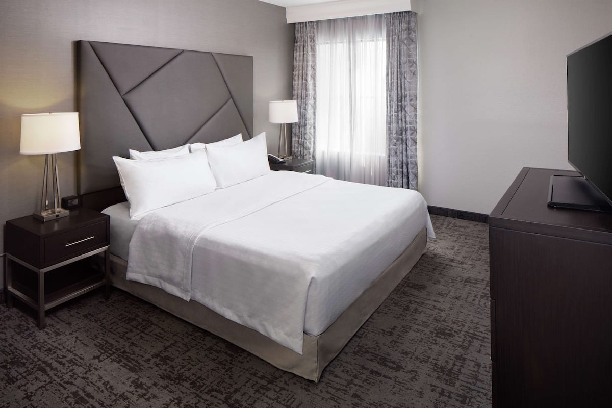 Suite, 1 King Bed, Accessible, Bathtub | 1 bedroom, hypo-allergenic bedding, in-room safe, desk
