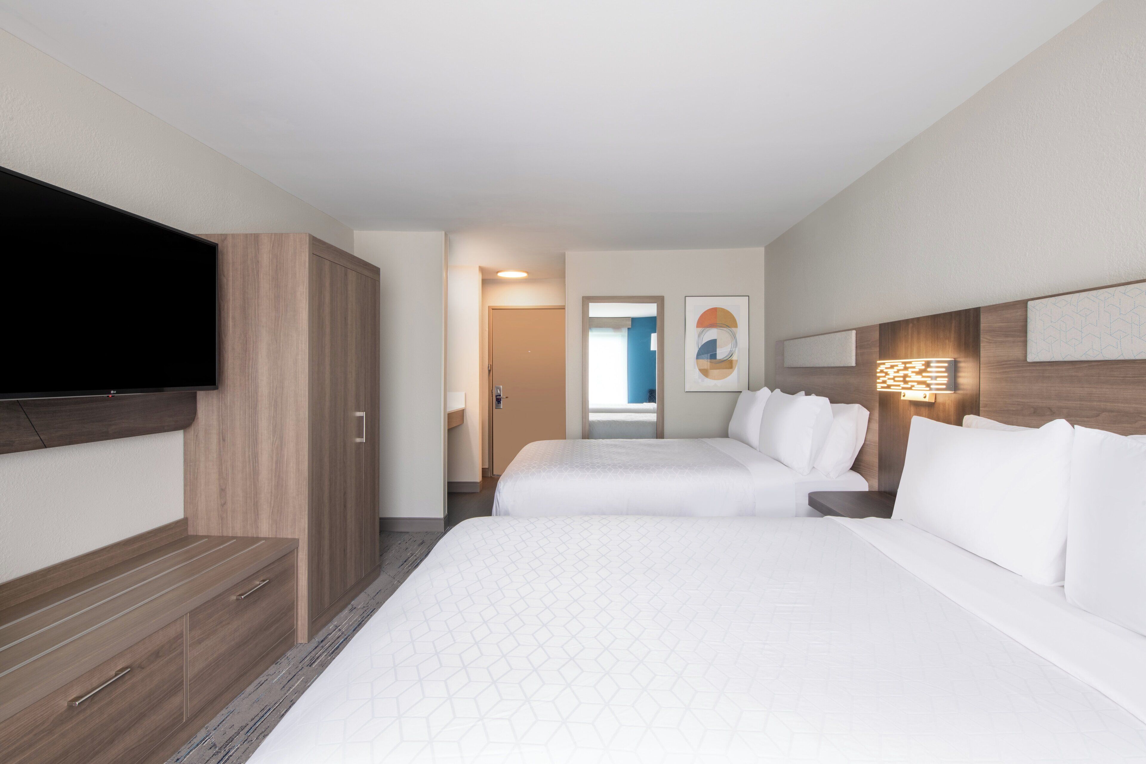 Tallelokero huoneessa, työpöytä, silitysrauta/-lauta