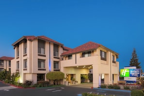 A multi-story hotel with a flat roof and a sign indicating it is a Holiday Inn Express & Suites. - Holiday Inn Express & Suites Santa Clara-Silicon Valley by IHG (Santa Clara)