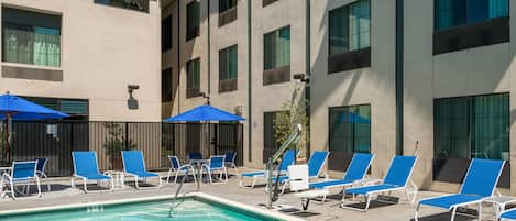 Piscine extérieure, parasols de plage, chaises longues