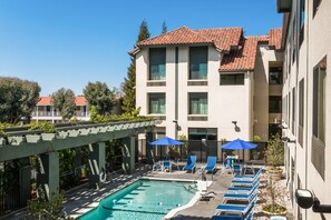 Outdoor pool, open 10:00 AM to 10:00 PM, pool umbrellas, pool loungers - Holiday Inn Express & Suites Santa Clara-Silicon Valley by IHG (Santa Clara)