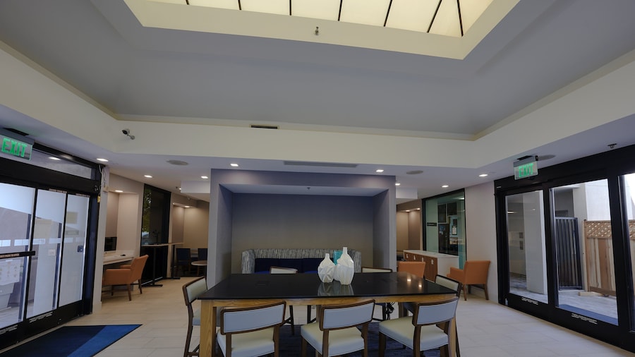 Holiday Inn Express & Suites Santa Clara-Silicon Valley by IHG