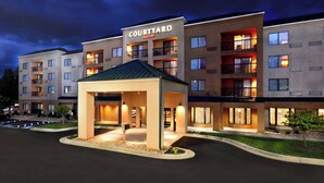 A Courtyard Marriott hotel with a covered entrance, multiple balconies, and a well-lit facade. - Courtyard by Marriott Beckley (Beckley)
