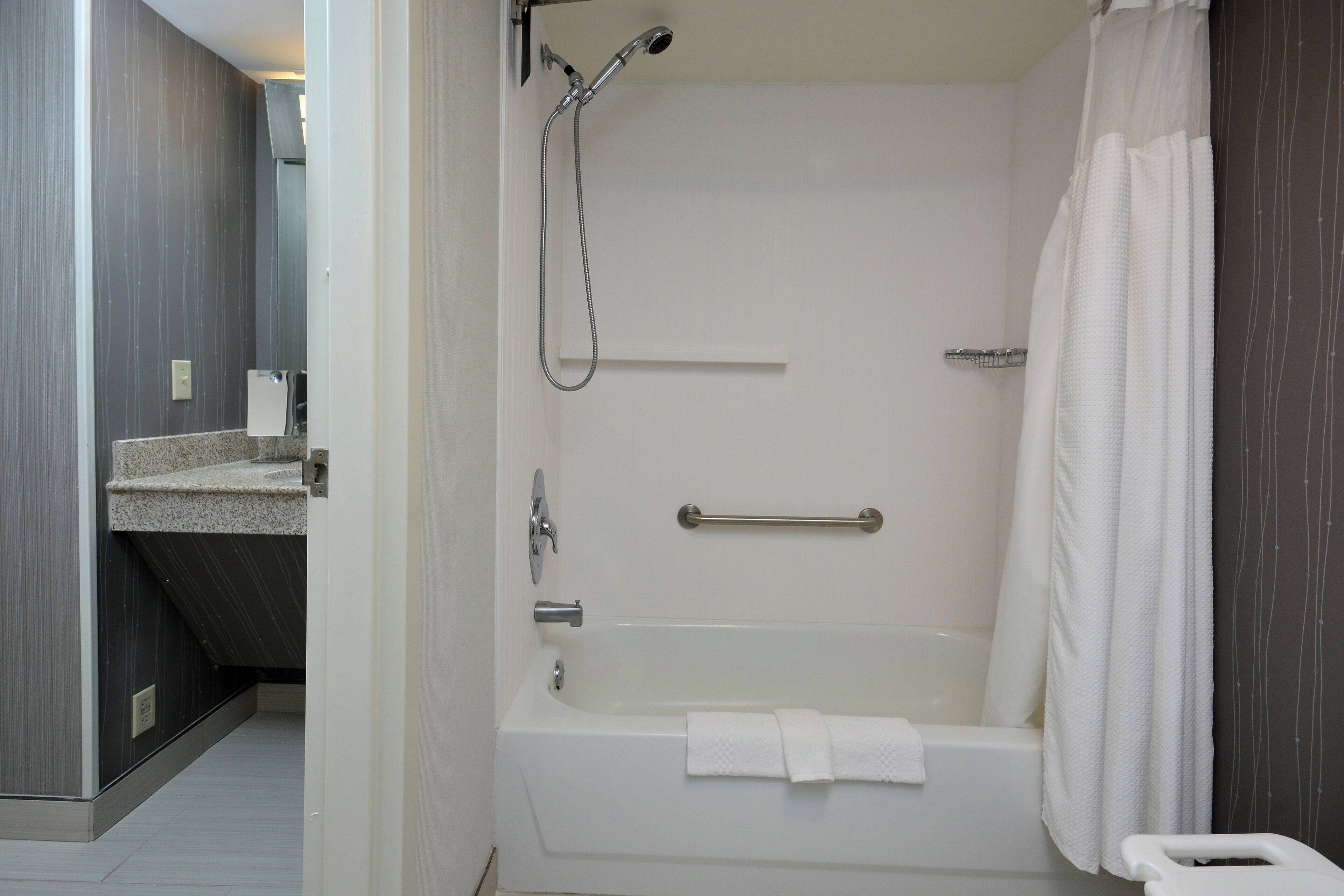 combined shower/bathtub, hair dryer, towels