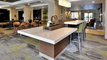 Se sirven desayunos, cenas y cocina americana