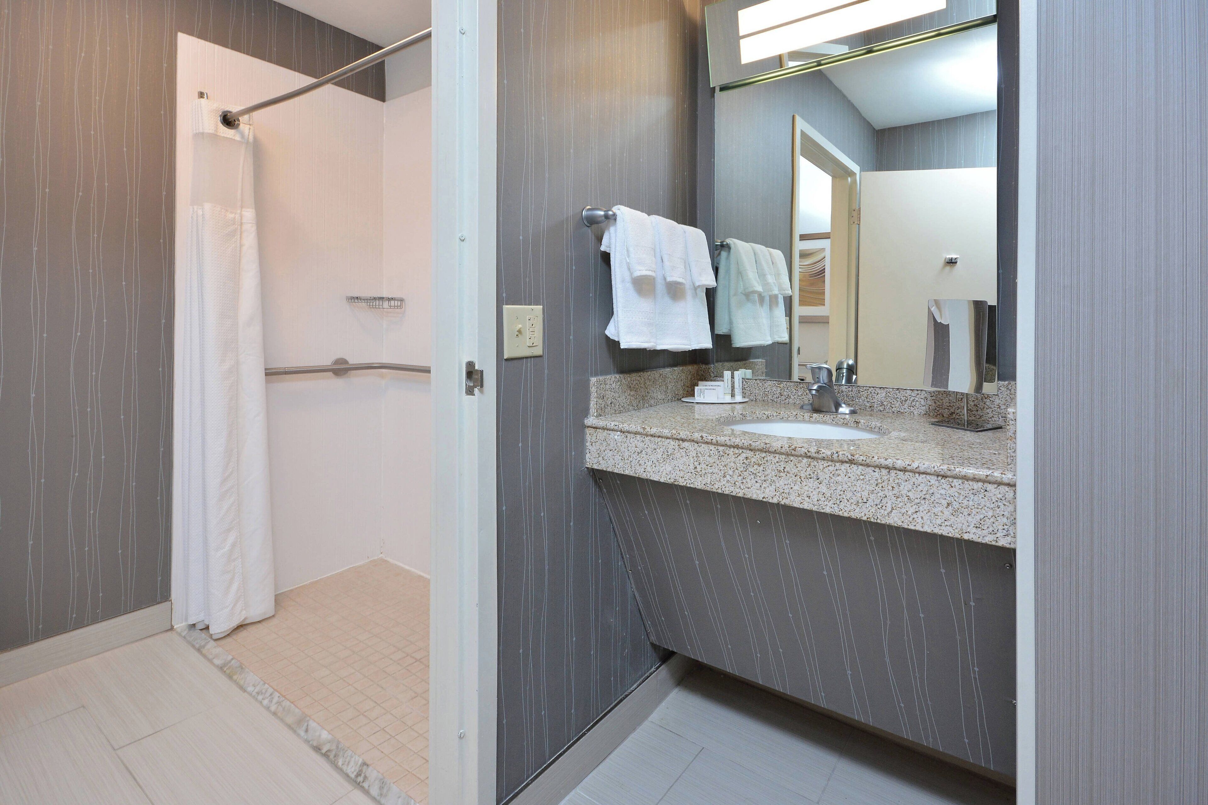 combined shower/bathtub, hair dryer, towels