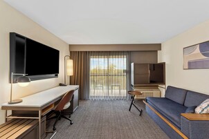 Habitación, 1 cama de matrimonio grande con sofá cama, balcón | Ropa de cama hipoalergénica, escritorio, cortinas opacas