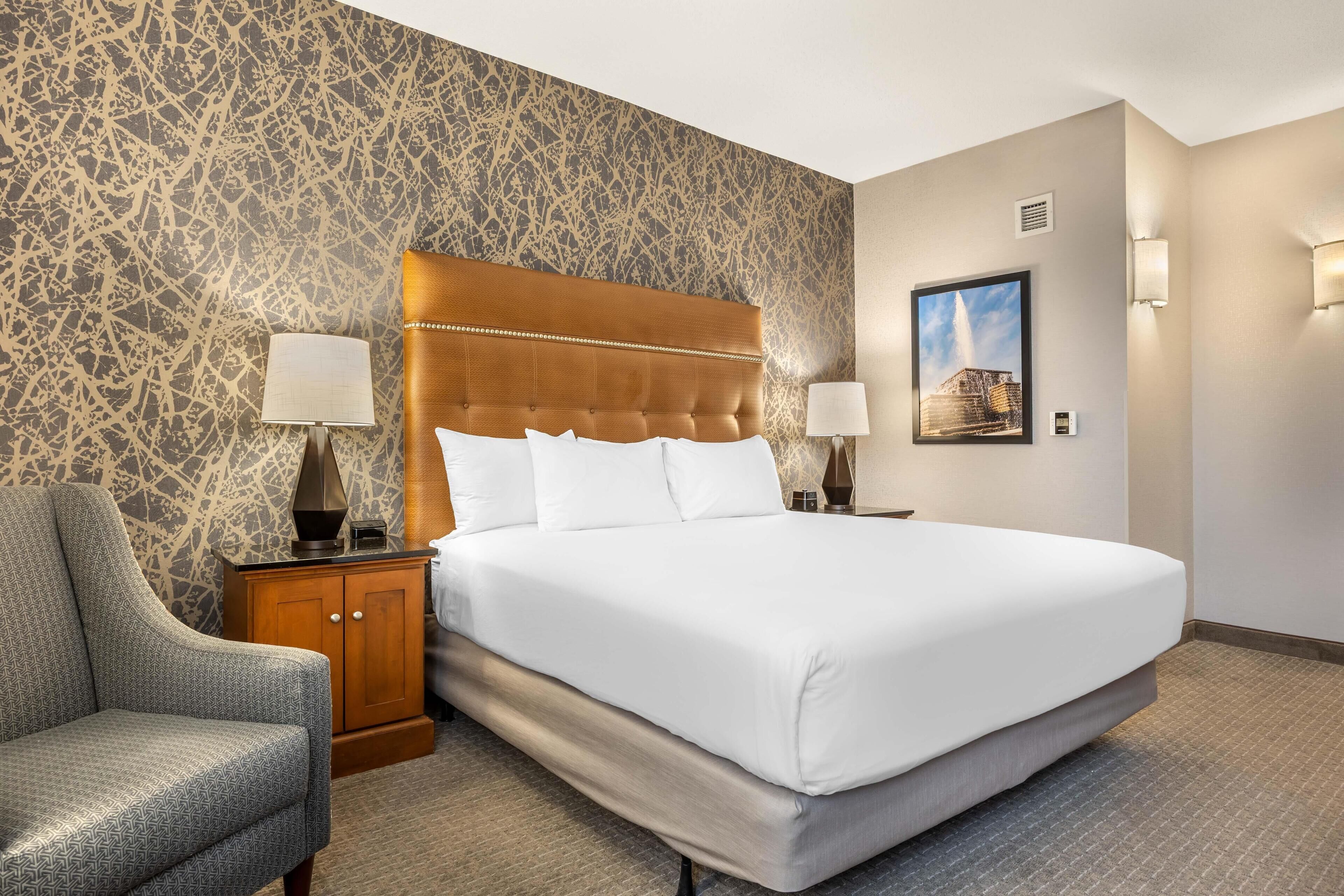 Skrivebord, blendingsgardiner og strykejern/-brett