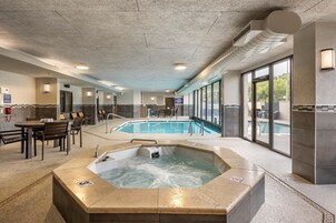 Una piscina techada, una piscina al aire libre