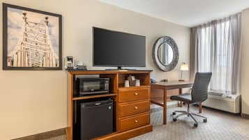 Een bureau, verduisterende gordijnen, een strijkplank/strijkijzer