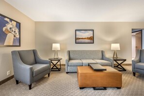 Desk, blackout drapes, iron/ironing board, free cribs/infant beds - Drury Inn & Suites Springfield, MO (Springfield)