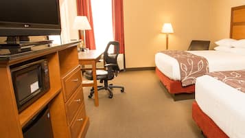 Escritorio, cortinas opacas, tabla de planchar con plancha