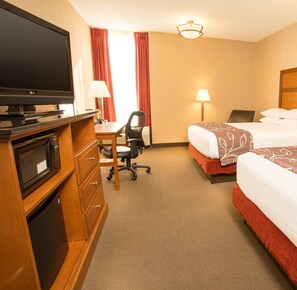 Escrivaninha, cortinas blackout, ferros/tábuas de passar roupa