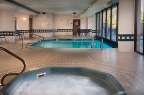 Una piscina cubierta, una piscina al aire libre