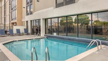 Een binnenzwembad, een buitenzwembad