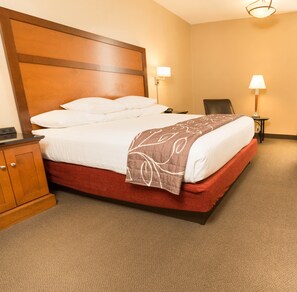 Escrivaninha, cortinas blackout, ferros/tábuas de passar roupa