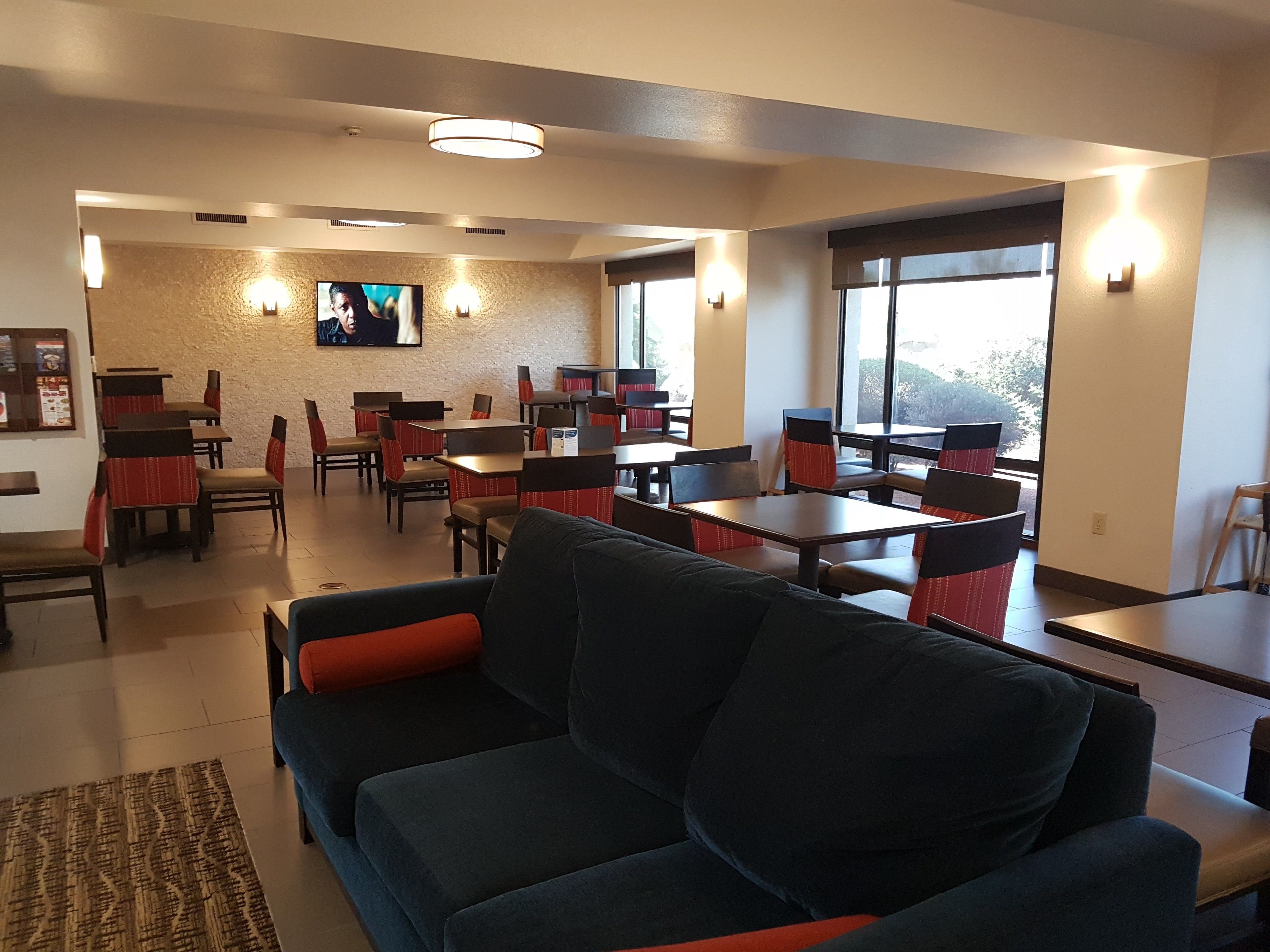 朝食 (テイクアウト)、毎日提供 (無料)