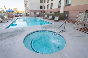 Una piscina al aire libre (de 07:00 a 23:00), tumbonas