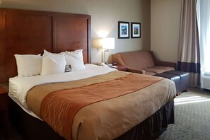 Premium bedding, pillow-top beds, desk, blackout curtains - Comfort Inn I-10 West at 51st Ave (Phoenix)