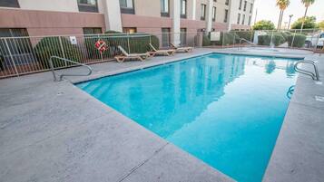 Ulkouima-allas avoinna 7.00–23.00, aurinkotuoleja