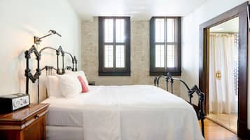 Deluxe Room, 1 Queen Bed, Accessible, City View (Queen Suite (QS)) | 1 bedroom, premium bedding, minibar, individually decorated