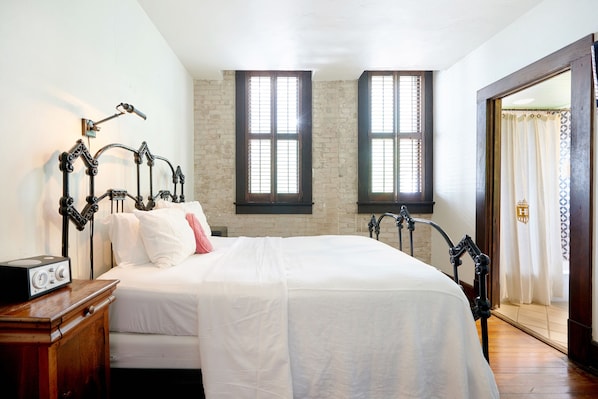 Camera Deluxe, 1 letto queen, accessibile ai disabili, vista città (Queen Suite (QS)) | Biancheria da letto di alta qualità, con stile personalizzato