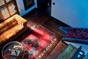جناح سوبيريور - سرير ملكي - تجهيزات لذوي الاحتياجات الخاصة - منظر للمدينة (Penthouse Suite (PH)) | منطقة المعيشة | تلفزيون بشاشة مسطحة بحجم 32-بوصة يعرض قنوات تلفزيونية باشتراك مدفوع