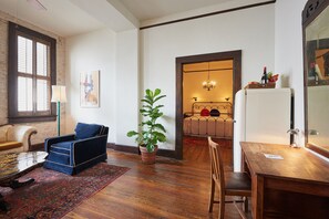 جناح سوبيريور - سرير ملكي - تجهيزات لذوي الاحتياجات الخاصة - منظر للمدينة (Grand Suite (GS)) | منطقة المعيشة | تلفزيون بشاشة مسطحة بحجم 32-بوصة يعرض قنوات تلفزيونية باشتراك مدفوع