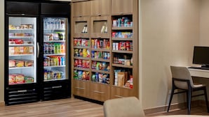 Zona de máquinas expendedoras con aperitivos, bebidas y otros productos.
