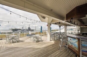 2 restaurants, lunch served at Harborside at Charleston Harbor Resort and Marina