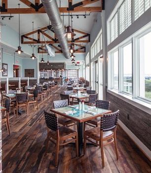 2 restaurants, lunch served at Harborside at Charleston Harbor Resort and Marina