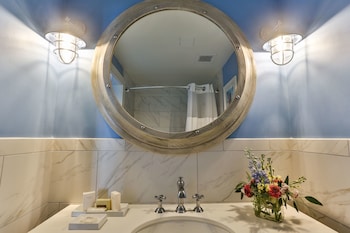 Combined shower/tub, free toiletries, hair dryer, towels at Harborside at Charleston Harbor Resort and Marina