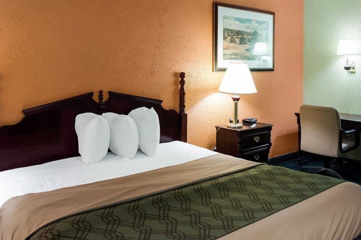 Pillowtop beds, desk, iron/ironing board, free WiFi