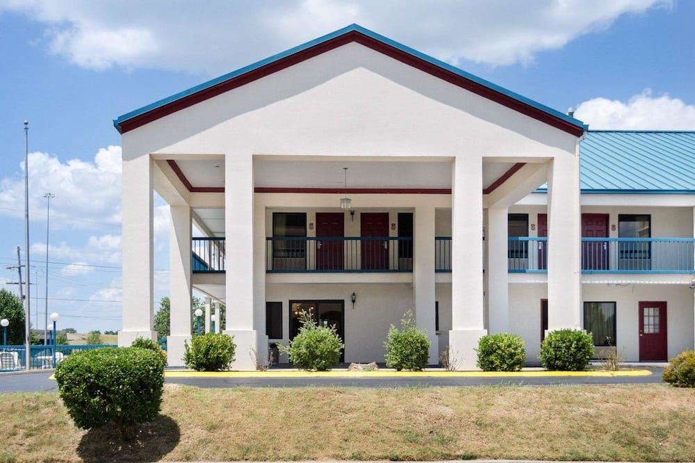 Econo Lodge Canton I-55 - Flora, MS