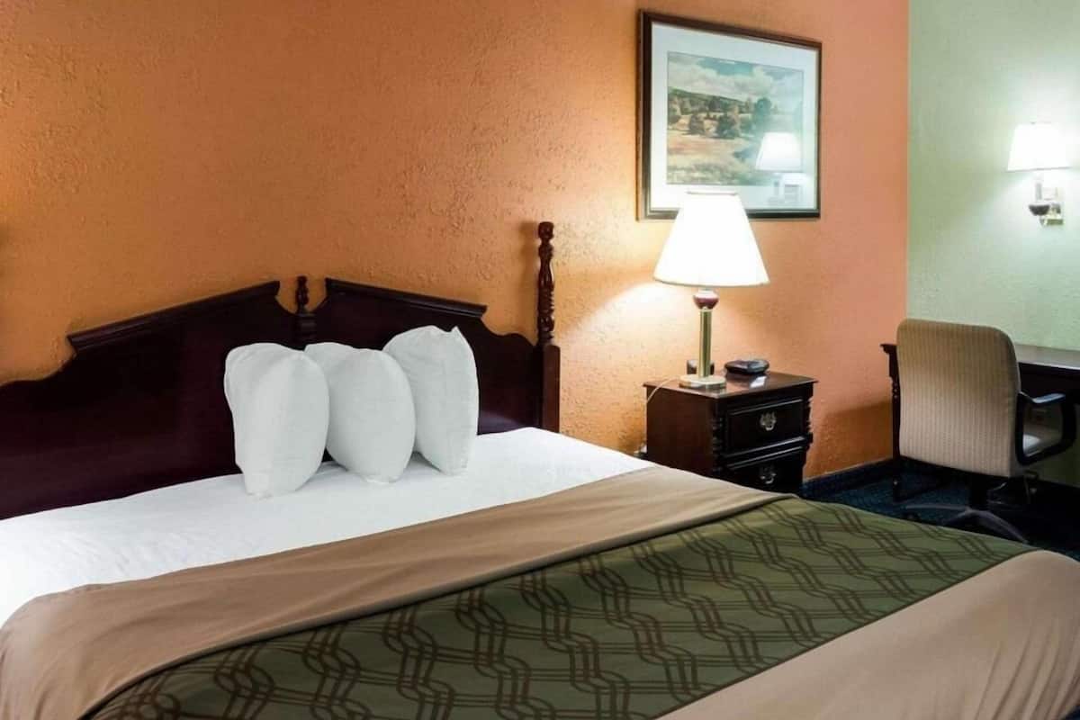 Pillowtop beds, desk, iron/ironing board, free WiFi