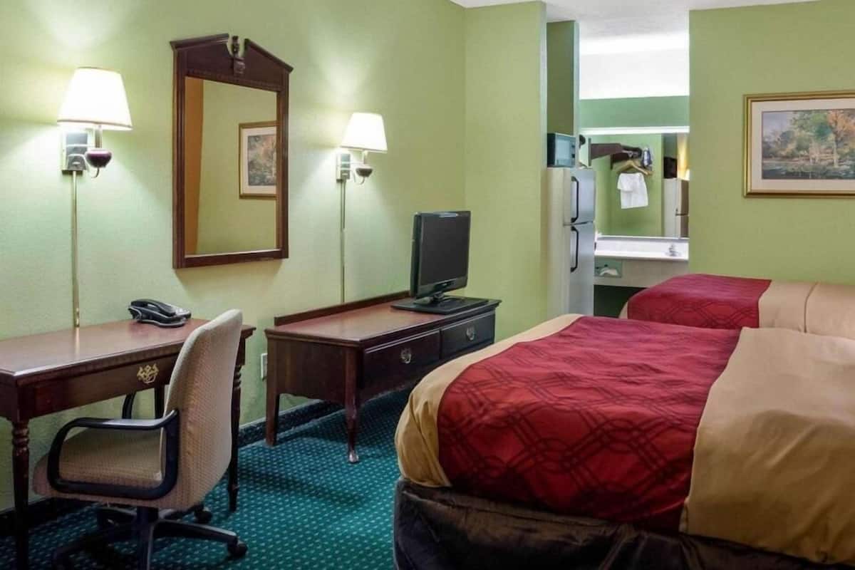 Pillowtop beds, desk, iron/ironing board, free WiFi