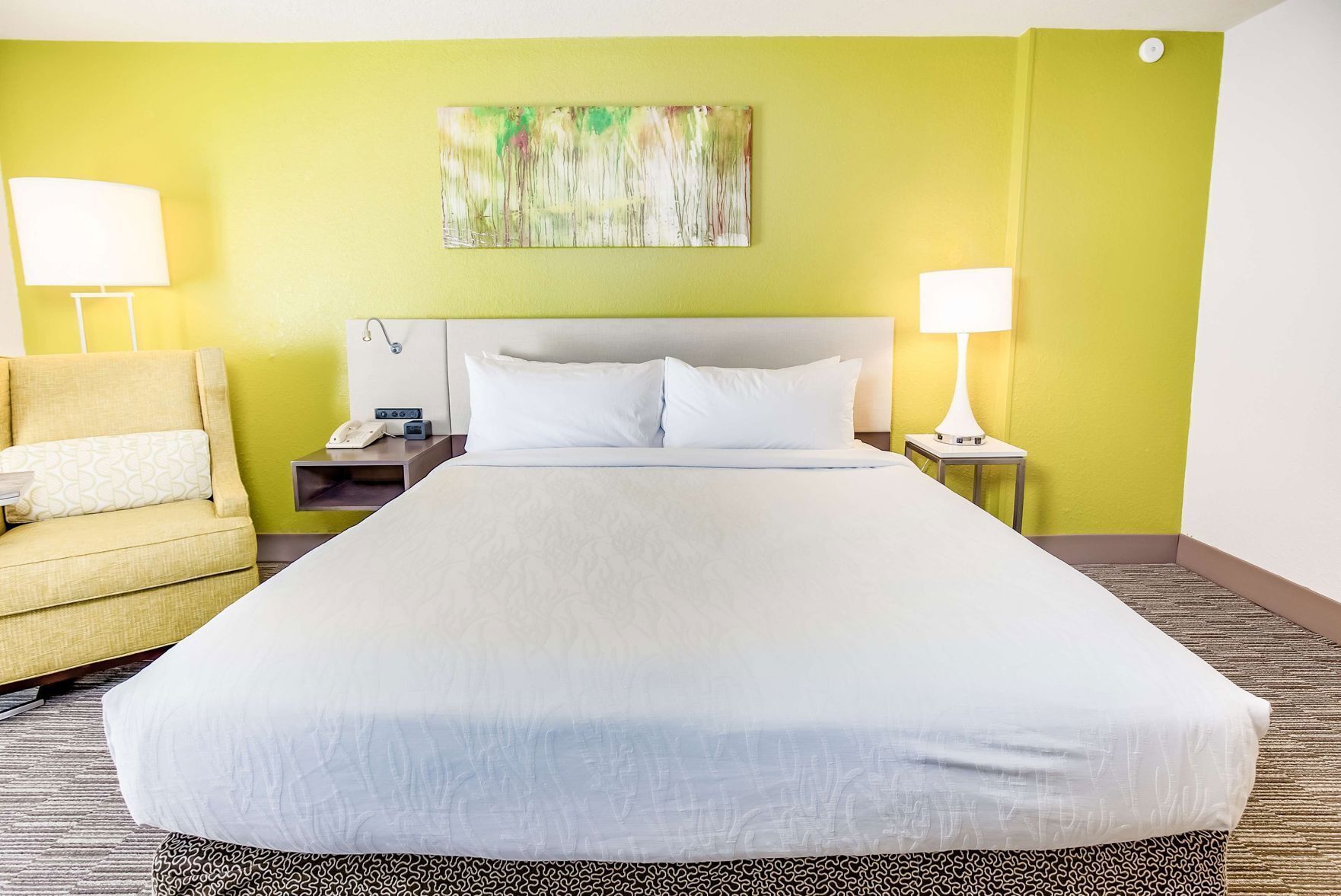 Camas con pillow-top, escritorio y espacio para trabajar con laptop 